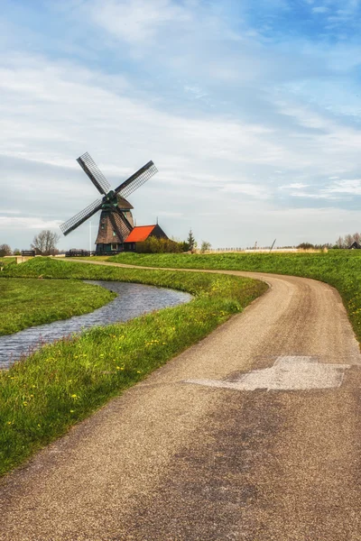 Bir kırsal yol ve Hollanda yel değirmeni