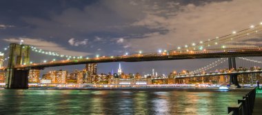 Brooklyn Köprüsü'nün gece Doğu Nehri üzerinde.