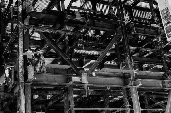Trabajadores de la construcción en la obra . — Foto de Stock