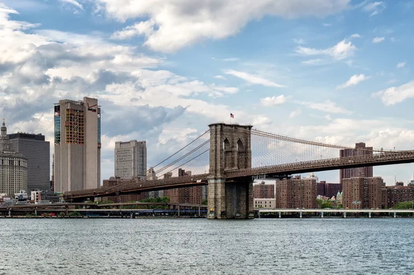 A ponte de Brooklyn com baixo Manhattan — Fotografia de Stock