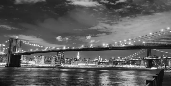 New York City Brooklyn Bridge black and white — Stock Photo, Image