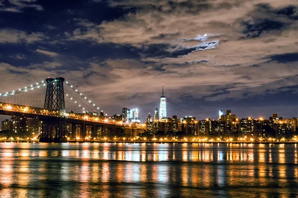 Brooklyn Brug over de East River in de nacht. — Stockfoto