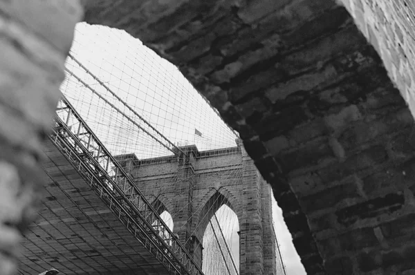 Brooklyn bridge tower och tegel vägg — Stockfoto