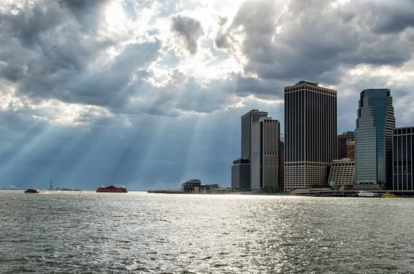 Sonnenstrahlen über niedrigerem Manhattan — Stockfoto
