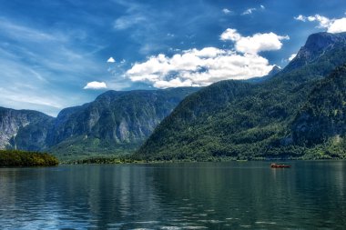 Bir su taksisi Hallstatter 'i geçiyor.