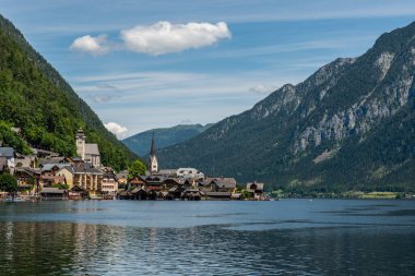Avusturya Alplerindeki Hallstatt Gölü 'ne yansıyan ünlü Hallstatt köyünün manzarası. Yazın güneşli bir günde, Avusturya' nın Salzkammergut bölgesinde..
