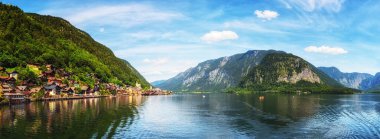 Avusturya 'nın güzel Salzkammergut bölgesindeki Avusturya Alplerinde Hallstatt Dağları' nın ünlü Hallstatt köyünün manzaralı panoramik resim-kartpostal görüntüsü