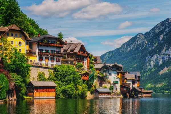 오스트리아할 스타트 마을에 전통적 호숫가 주택들 — 스톡 사진