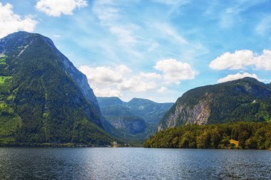 Yazın gökyüzüne karşı Göl ve Dağların Manzarası