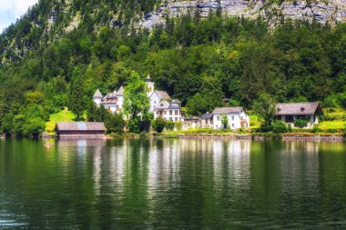 Hallstatter kıyısındaki Obertraun 'daki Schloss Grub Şatosu. Avusturya Hallstatt Gölü.