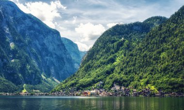 Avusturya 'daki Avusturya Alpleri' nde Hallstatt Dağı köyünün manzaralı panoramik resim-kartpostal görüntüsü.
