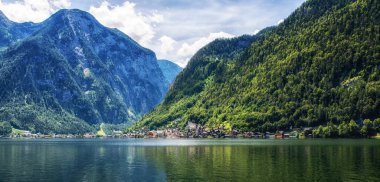 Avusturya Alpleri 'ndeki UNESCO Dünya Mirası Göl Kenti' nden göz kamaştırıcı Lake Hallstattersee. Hallstatt, Salzkammergut, Avusturya.