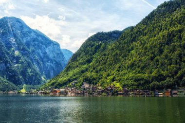 Avusturya 'daki Avusturya Alpleri' nde Hallstatt Dağı köyünün manzaralı panoramik resim-kartpostal görüntüsü.
