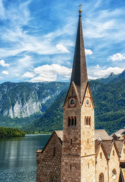 시계탑에 첨탑이 복음주의 교회는 건축적 상징이며 오스트리아 메르게 할슈타트 호수의 — 스톡 사진