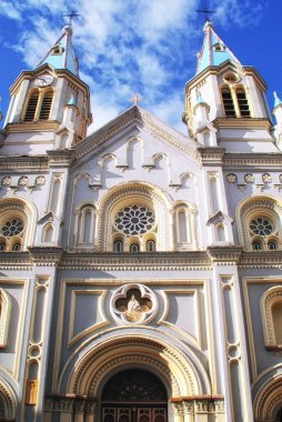 Cuenca, Ekvador 'daki San Alfonso kilisesinin dış görünüşü. 1800 'lerin sonlarında inşa edilen kilise, şehrin merkez meydanı Calderon Park' tan yaklaşık bir blok ötede bulunuyor..