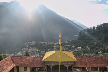 Gangtok (Sikkim) tepelerinden birinin genel görünümü. Yamaçlardaki küçük evleri gösteriyor..