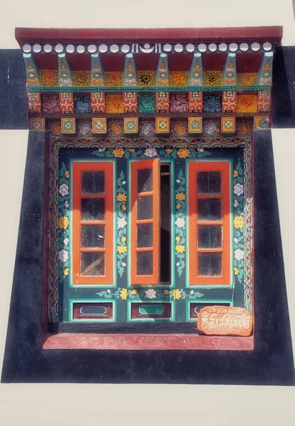 Bunt Bemalte Geschnitzte Fenster Und Türen Mit Violettem Äußeren Eines — Stockfoto