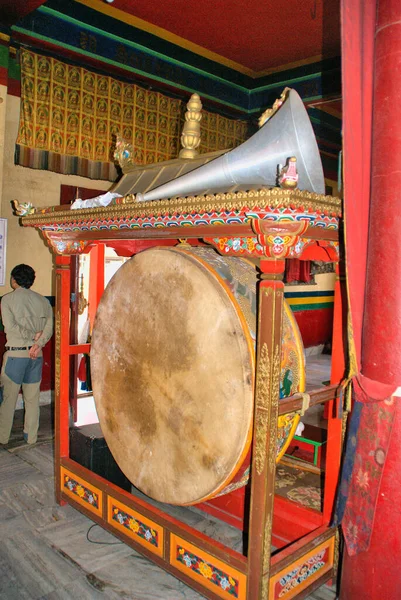 ルムテクチベット修道院で大規模な儀式ドラム — ストック写真