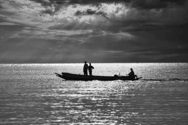 Fishermen Silhouetted Boat Dawn Andaman Island India — Stock Photo, Image