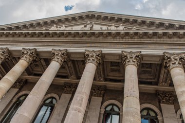 Münih, Almanya 'daki Ulusal Tiyatro, Bavyera Devlet Operası, Bavyera Devlet Orkestrası ve Bavyera Devlet Balesi' nin ev sahipliği yaptığı tarihi bir opera binasıdır..