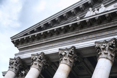 Münih Ulusal Tiyatrosu - Almanya 'nın Münih kentindeki Max-Joseph-Platz Meydanı' nda ihtisas