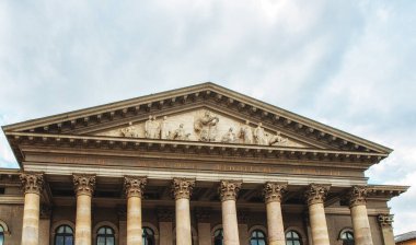 Münih Ulusal Tiyatrosu - Almanya 'nın Münih kentindeki Max-Joseph-Platz Meydanı' nda ihtisas