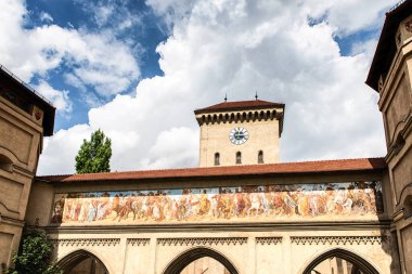 Isartor, Münih, Almanya 'nın ortaçağ şehir duvarının ana kapılarından biri. 1337 'de inşa edilmiş. Kapı Isar 'a yakındır ve nehrin adını almıştır..