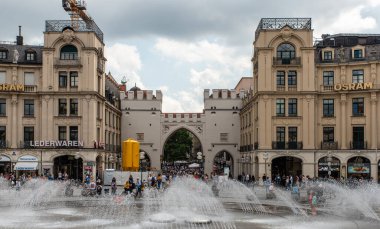 Münih, Almanya - 01 Ağustos 2019: Karlsplatz (Stachus), Münih, Bavyera, Almanya, Karlstor gotik kapısı gibi tarihi binaları ve fıskiyeleri olan hareketli bir yer.