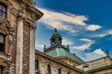 Adalet Sarayı - Münih, Bavyera, Almanya 'da Justizpalast. Alman mimarisi. Neo-barok tarzında oyma ve heykellerle dekore edilmiş bir bina. Saray, eski Adalet Sarayı..