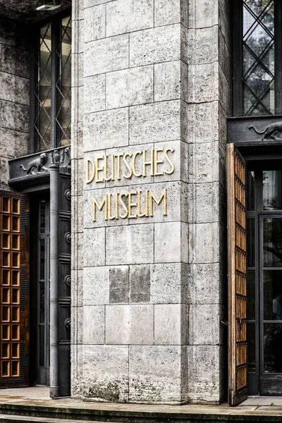 Мюнхенский Немецкий Музей Название Музея Виде Надписи Золотыми Буквами Фасаде — стоковое фото