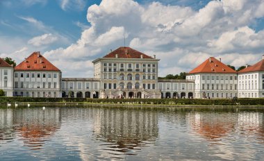 Nymphenburg kalesi (Schloss Nymphenburg) Münih 'in en büyük Barok sarayıdır. Saray, parkı ile birlikte Münih 'in en çok ziyaret edilen manzaralarından biri..
