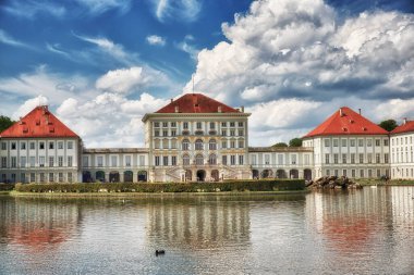Nymphenburg kalesi (Schloss Nymphenburg) Münih 'in en büyük Barok sarayıdır. Saray, parkı ile birlikte Münih 'in en çok ziyaret edilen manzaralarından biri..