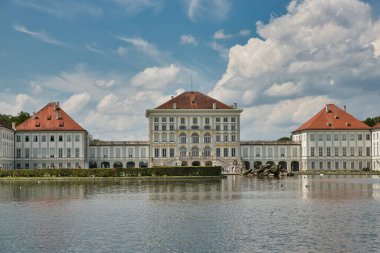 Nymphenburg kalesi (Schloss Nymphenburg) Münih 'in en büyük Barok sarayıdır. Saray, parkı ile birlikte Münih 'in en çok ziyaret edilen manzaralarından biri..