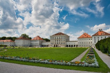 Nymphenburg Sarayı, Almanya 'nın Bavyera eyaletinde yer alan bir barok tarzı saraydır. Saray, Bavyera hükümdarlarının yazlık eviydi..