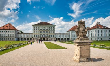 Nymphenburg Sarayı, Almanya 'nın Bavyera eyaletinde yer alan bir barok tarzı saraydır. Saray, Bavyera hükümdarlarının yazlık eviydi..