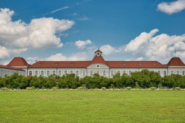 Almanya, Münih 'teki Nymphenburg kalesi. Bir yaz günü ahır girişi