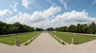 Nymphenburg Sarayı 'nın güzel manzarası. Uzun ve rahatlatıcı yürüyüş yolları var..
