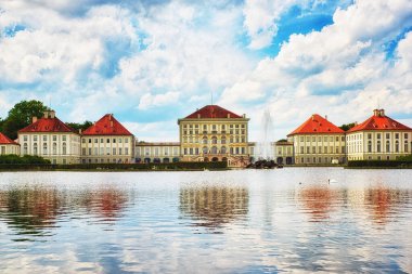 Nymphenburg Sarayı, Wittelsbach Hanesi 'nin eski yazlık ikametgahı ve Avrupa' nın en büyük kraliyet saraylarından biridir..