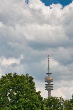 Olympic Tower veya Olympiaturm, Münih. Mavi gökyüzü arka planında dönen restoranın ayrıntıları. Bu kule Münih 'in ünlü bir simgesidir. Münih 'in büyük mimarisi.