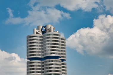 Münih, Almanya - 1 Ağustos 2019: BMW dört silindirli kule Bavyera otomobil üreticisi için dünya merkezi olarak hizmet veren bir Münih simgesidir..