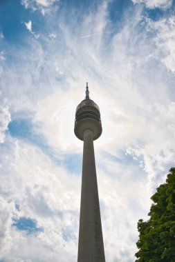 Olympic Tower veya Olympiaturm, Münih. Mavi gökyüzü arka planında dönen restoranın ayrıntıları. Bu kule Münih 'in ünlü bir simgesidir. Münih 'in büyük mimarisi.