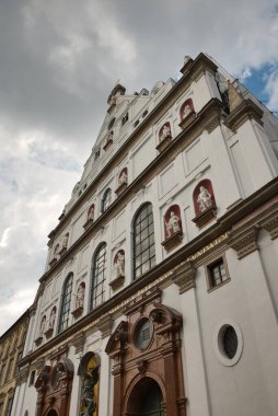 St. Michael Kilisesi 'nin dış görünüşü etkileyici ve Dük Wilhelm' in ve Bavyera Wittelsbach hanedanının önceki yöneticilerinin heykellerini içeriyor. Kilise 1583-1597 yılları arasında inşa edildi..