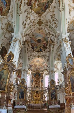 Andechs, Almanya - 2 Ağustos 2011: Ünlü Andechs Manastırı, Almanya. Gotik kilise 1751 'de Rokoko tarzında restore edildi..