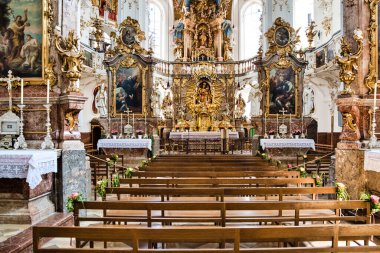 Andechs, Almanya - 2 Ağustos 2011: Ünlü Andechs Manastırı, Almanya. Gotik kilise 1751 'de Rokoko tarzında restore edildi..