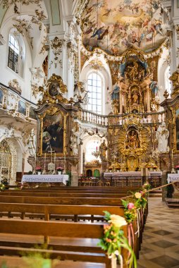 Andechs, Almanya - 2 Ağustos 2011: Ünlü Andechs Manastırı, Almanya. Gotik kilise 1751 'de Rokoko tarzında restore edildi..
