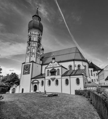 Yazın güneşli bir günde, tarihi Andechs Abbey 'nin güzel manzarası, Starnberg, Yukarı Bavyera, Almanya