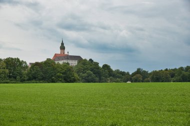 Kloster Andechs, Barok manastırı kilisesi Almanya 'nın Bavyera eyaletinde Ammersee' nin doğusunda yer alan bir tepe üzerindedir.