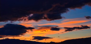 Doğanın draması Gökyüzünde kırmızı bulutlar