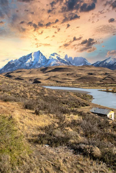 Torres Del Paine Montañas Con Cabaña Rural Parque Nacional Chile —  Fotos de Stock