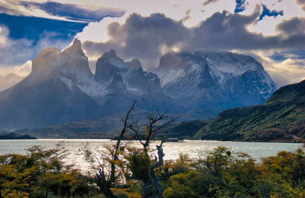 Zachód Słońca Torres Del Paine Patagonia Chile Pierwszym Planie Jeziora — Zdjęcie stockowe